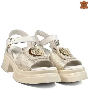 Актуални дамски сандали от естествена кожа в злати... Актуални дамски сандали от естествена кожа в злати...